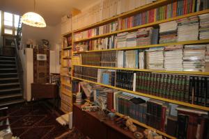 a library filled with lots of books at B&B Jolly Gorreto in Gorreto