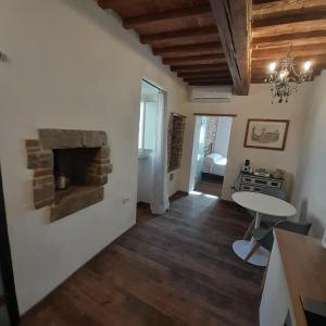 ein Wohnzimmer mit einem Tisch und einem Kamin in der Unterkunft piccolo Garibaldi appartamento in Arezzo