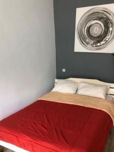 un letto con una coperta rossa in una stanza di Résidences Touristhotel a Abidjan