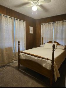 - une chambre avec un lit et un ventilateur de plafond dans l'établissement The Bungalow, à Seymour