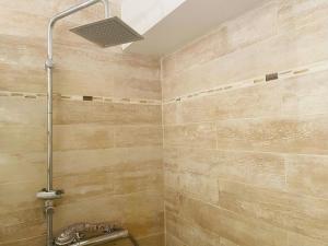 La salle de bains est pourvue d'une douche et d'un lavabo. dans l'établissement LE STUDIO MARINA FENETRE SUR MER, à Deauville