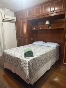 Tempat tidur dalam kamar di Ed Vila de Ofir 200m da Praia