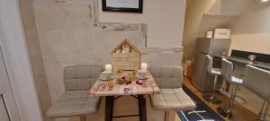 een kleine tafel met stoelen en een klein huis erop bij OLIVE TREE - 2 Master bedroom (sleeps 6) in Blackpool