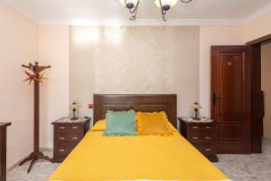 - une chambre avec un lit jaune et 2 commodes dans l'établissement Lightbooking Janeth Agaete, à Agaete