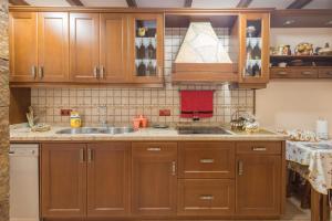 una cocina con armarios de madera y fregadero en Lightbooking Janeth Agaete, en Agaete