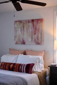 - une chambre avec un lit orné d'une peinture murale dans l'établissement Enjoy Mountain Views, Fully Equipped 2BR Farmhouse, à Longmont