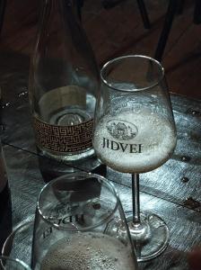 dos copas de vino y una botella en una mesa en Casa Domnească Rarau, en Câmpulung Moldovenesc