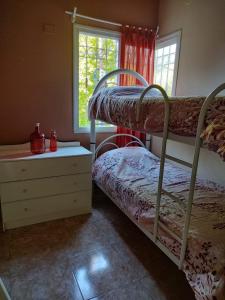 1 dormitorio con 2 literas y ventana en DEPARTAMENTO MODERNO, EXCELENTE ZONA CON COCHERA en Godoy Cruz