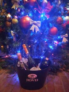 摩爾多瓦地區肯普隆格的住宿－Casa Domnească Rarau，圣诞树和两瓶葡萄酒