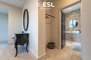 チェスターにあるStunning 4 bedroom homeの廊下(鏡とテーブル付きのバスルーム付) +39枚の写真