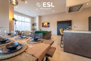 チェスターにあるStunning 4 bedroom homeのテーブルとソファのあるリビングルーム