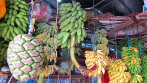 Un paquet de bananes suspendues dans un marché dans l'établissement ila grand, à Hulhumalé