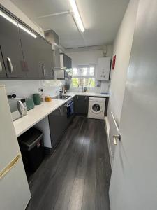 a kitchen with a sink and a washing machine at Cozy 2 bedroom flat Tower Bridge / Bermondsey in London