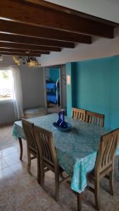 mesa de comedor con sillas y pared azul en DEPARTAMENTO MODERNO, EXCELENTE ZONA CON COCHERA en Godoy Cruz