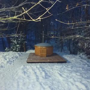 Huta Szklana的住宿－Agroturystyka Eko-Łysogóry, gorąca balia GRATIS!!!，雪中的一个木制热水浴缸