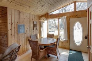 - une salle à manger avec une table et des chaises en bois dans l'établissement Two Lakefront Whitefish Chain Cabins for price of one, à Cross Lake