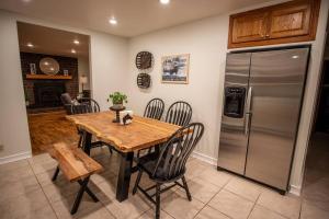 een keuken met een houten tafel en een koelkast bij The Charming Cowboy House in Ellensburg