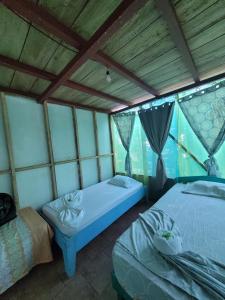 Postel nebo postele na pokoji v ubytování Life for Life Hostel Drake Bay Home of Sea Turtle Marine Conservation Project Osa Peninsula near San Josecito Beach