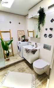 ein Badezimmer mit einem WC und einer Waschmaschine in der Unterkunft Cozy Nürnberg-Schwaig-Messe-Küche-Balkon in Schwaig bei Nürnberg