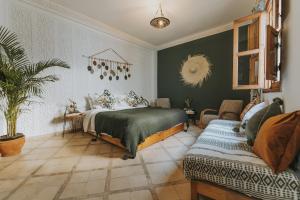 - une chambre avec un lit et une chaise dans l'établissement Riad Dar Coram, à Marrakech