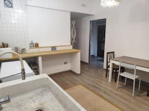 eine Küche und ein Esszimmer mit einem Waschbecken und einem Tisch in der Unterkunft Casa Albergo Rende in Quattromiglio