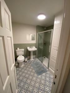 ein Bad mit einem WC und einem Waschbecken in der Unterkunft The Windsor Room With Private Bathroom in Windsor