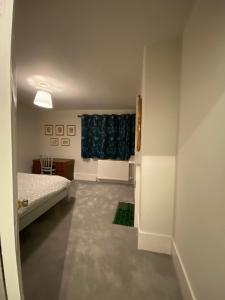 Habitación pequeña con cama y ventana en The Windsor Room With Private Bathroom en Windsor