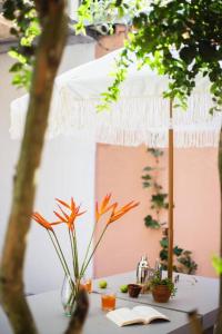 una mesa con un paraguas blanco y algunas plantas en Architect’s tropical apt with beautifull garden en Panamá