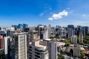 een luchtzicht op een stad met hoge gebouwen bij You Stay at Vila Olimpia - The World in Sao Paulo