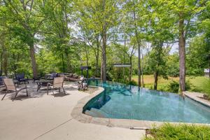een zwembad met een tafel en stoelen in een tuin bij White Horse Farm with Hot Tub on 41 Acres! in Franklin