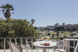 En balkong eller terrasse på Rent4Rest Estoril Beachfront Apartments