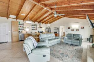 Dapur atau dapur kecil di Beachfront Alligator Point Retreat Steps to Sand!