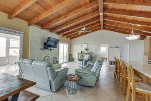 een woonkamer met banken en een tafel bij Beachfront Alligator Point Retreat Steps to Sand! in Sun N Sand Beaches