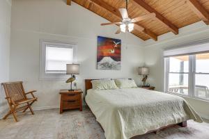 Katil atau katil-katil dalam bilik di Beachfront Alligator Point Retreat Steps to Sand!