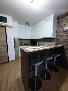 Kuchyň nebo kuchyňský kout v ubytování APARTMAN GREEN HILLS 20