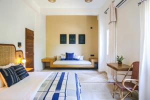 - une chambre avec un lit et des oreillers bleus dans l'établissement Heirloom Guesthouse, à Dimāpur