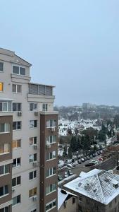 - une vue sur un bâtiment et un parking dans l'établissement Dendrarium Apart, à Chişinău