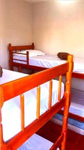 two bunk beds in a small room withthritisthritisthritisthritisthritisthritisthritisthritis at Apartamento Aconchegante 20mts da praia, 3quartos. in Guaratuba