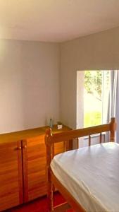 a bedroom with a bed and a window at Apartamento Aconchegante 20mts da praia, 3quartos. in Guaratuba +8 photos