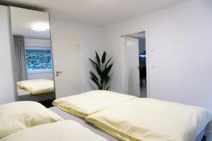 a bedroom with two beds and a mirror at Charmante und stilvolle Wohnung in Alfter