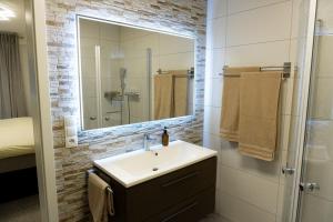 a bathroom with a sink and a mirror at Charmante und stilvolle Wohnung in Alfter +19 photos