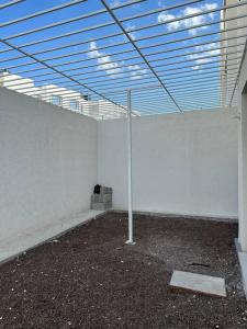 une pièce vide avec perche au milieu d'un bâtiment dans l'établissement Depa Meraki More, à Morelia