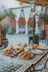 馬拉喀什的住宿－Riad Dar Coram，一张桌子,上面有早餐食品和饮料