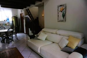 salon z białą kanapą i stołem w obiekcie Casa em Búzios, Praia Brava w mieście Búzios