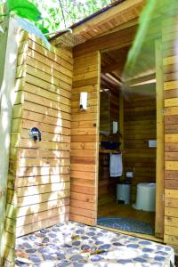 een houten gebouw met een toilet bij Ecohousing Del Bosque in San Rafael