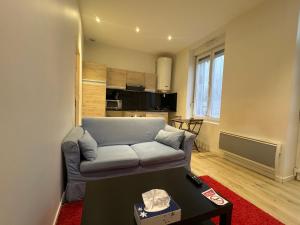 sala de estar con sofá y mesa en Eliya, en Romilly-sur-Seine