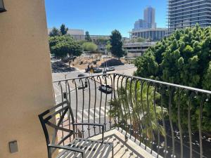 - Balcón de un edificio con vistas a la calle en Luxury 2 bedroom apartment in downtown LA!, en Los Ángeles