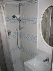 ローマにあるMusa Apartmentsのバスルーム(シャワー、トイレ、シンク付)