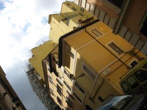 ローマにあるMusa Apartmentsの窓が横に高い黄色の建物