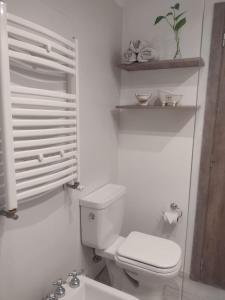een witte badkamer met een toilet en een wastafel bij Moderno 2amb con cochera in Mar del Plata